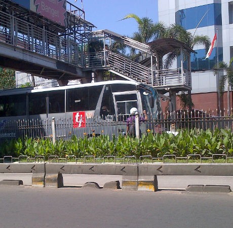 Akan Ditilang, Pemotor Penerobos Busway di Mampang Lari Terbirit-birit