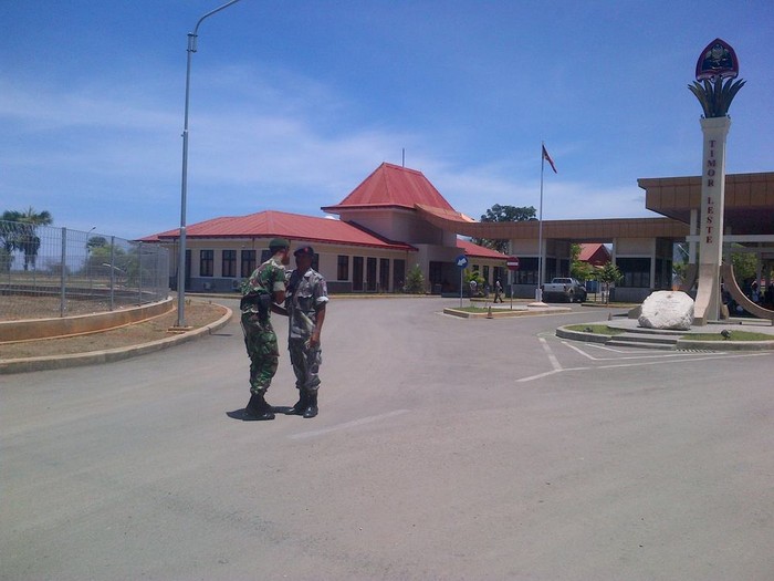 Prajurit Sulit Melepas Rindu Karena Lemahnya Sinyal Ponsel di Perbatasan