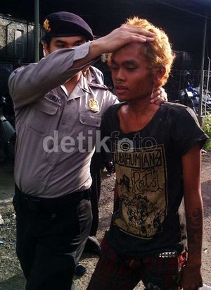 Di Bawah Tekanan Anak Punk dan Waria