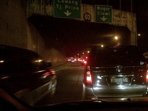 Tol JORR Arah Tol Jagorawi Macet Parah Akibat Kecelakaan