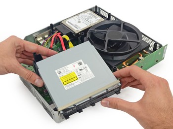 Bluray/DVD drive Xbox One yang menggunakan interface SATA dapat dibongkar dengan mudah. Mirip dengan yang ada pada PC. (credit foto: iFixit)