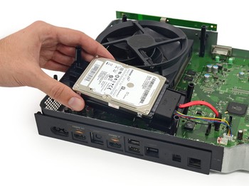 Hardisk yang dipakai Xbox One adalah buatan Samsung dengan ukuran 2,5 inch SATA II. Ingat, membongkar hardisk ini berarti telah merusak seluruh garansi. (credit foto: iFixit)