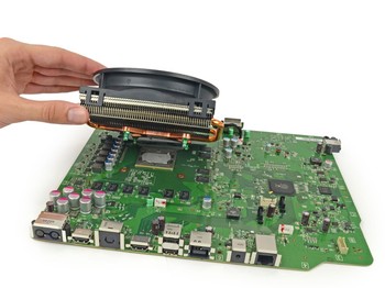Saat kipas pendingin diangkat baru terlihat otak di balik Xbox One. (credit foto: iFixit)