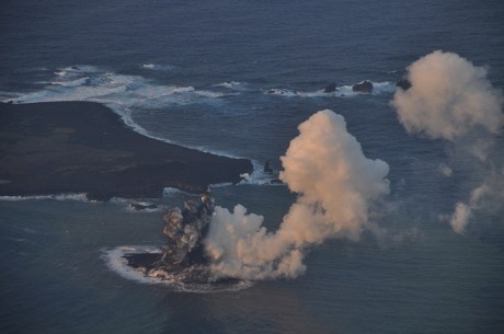 Ini Video Munculnya Pulau Baru di Jepang Akibat Letusan Gunung Berapi
