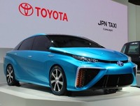 Menggunakan bahan bakar hidrogen, mobil ini diklaim Toyota mampu berjalan minimal 500 km dengan tangki penuh sebelum harus diisi lagi bahan bakarnya.