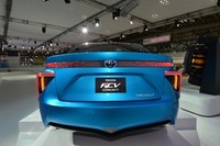 Kekuatannya mencapai 100 kW namun diklaim tetap ramah lingkungan. Terlebih, mobil ini juga bisa berjalan hanya dengan menggunakan tenaga listrik dari baterai yang digendongnya.