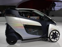 Toyota i-Road pertama kali diperlihatkan Toyota di ajang Geneva Motor Show dan langsung menarik minat para pecinta otomotif dunia. Denganmemiliki desain termungil, kendaraan listrik dari Toyota ini siap menjadi transportasi perkotaan masa depan.