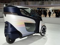 Di ajang Tokyo Motor Show yang saat ini tengah digelar di Jepang, i-Road kembali dipamerkan Toyota. Dan memang benar, ketika di coba, i-Road bisa membelok dengan cukup miring tapi tetap memperlihatkan kestabilan.
