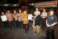 Penyerahan penghargaan dilakukan oleh Ketua Umum Museum Rekor Indonesia (MURI) Jaya Suprana.