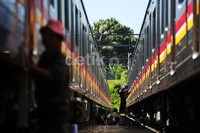     Perakitan ulang gerbong KRL yang didatangkan dari Jepang dilakukan di Depo KRL Depok, Jumat (22/11/2013).