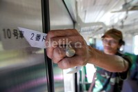 Seorang pekerja melepas stiker yang tertempel di gerbong.