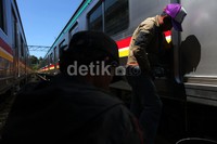 Pekerja juga memeriksa baut gerbong.