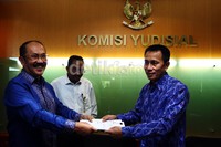 Ketua KY Suparman Marzuki (kanan) menyambut kedatangan kuasa hukum PT Mulia Persada Pacific.