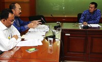 Ketua KY Suparman Marzuki (kanan) mendengarkan aduan dari kuasa hukum PT Mulia Persada Pacific.