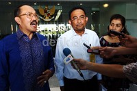 Kuasa hukum PT Mulia Persada Pacific memberikan keterangan pers.