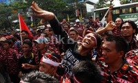 Massa melempari Kedubes Australia dengan telur.