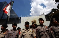 Aksi itu dijaga oleh petugas kepolisian.
