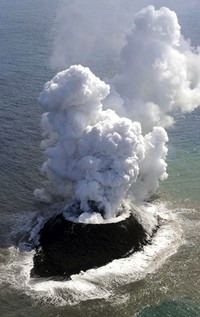 Pulau baru itu muncul akibat letusan gunung berapi. Belum pasti apakah pulau ini akan terus bertahan atau menghilang akibat erosi. Reuters/Japan Coast Guard/Handout via Reuters.