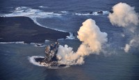 Pulau ini terletak sekitar 300 meter sebelah tenggara pulau Nishinoshima yang tak berpenghuni. Reuters/Japan Coast Guard/Handout via Reuters.