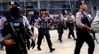 Brimob bersenjata laras panjang mengawal pemindahan 19 narapidana teroris.