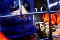 Saat dipindahkan, seluruh narapidana teroris memakai baju tahanan dan penutup kepala.