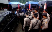 Teroris ini diangkut dengan menggunakan tiga minibus (Elf) berwarna hitam dan dua berwarna biru serta sebuah mobil Toyota Innova.