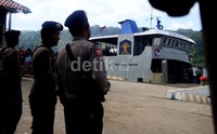 Para narapidana diseberangkan menggunakan kapal Pengayoman II.