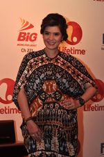 Gaya Etnik Carissa Putri