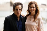 Ini dia kemesraan Ben Stiller dan Kristen Wiig. Brendon Thorne/Getty Images.