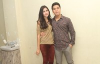 Di depan kamera Billy dan Syahnaz tak canggung berpose bersama Gusmun/detikHOT.