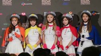 Crayon Pop selalu eksis dengan helm mereka. Kanti/detikHOT.