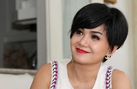 Lipstik merah kakak penyanyi Krisdayanti itu memberi kesan seksi.