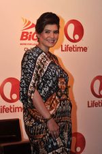 Gaya Etnik Carissa Putri