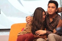 Bahkan saat on air, Billy terlihat memeluk Syahnaz. Gusmun/detikHOT.