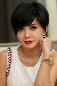 Selain sibuk bernyanyi, Yuni juga disibukkan dengan mengasuh anak-anaknya.