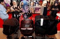 Pengunjung melihat-lihat perlengkapan bayi yang dipamerkan.