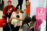 Pengunjung terus berdatangan untuk melihat perlengkapan bayi yang dipamerkan.