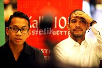 Marah Laut (kanan), memberikan penjelasan terkait lomba lari tersebut.