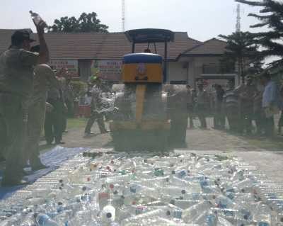 Ribuan Botol Miras Dimusnahkan Polres Sidoarjo