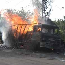 Truk Muat Barang Palen Hangus Terbakar