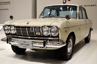 Mobil ini memang belum menyandang nama GT-R, namun inilah cikal bakal si Godzilla. Lahir tahun 1965, Skyline 2000GT menjadi salah satu raja jalanan di masanya.