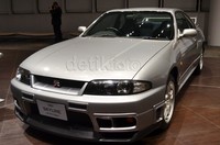 8 tahun setelah Skyline GT-R, Nissan kembali meluncurkan generasi GT-R terbaru. Seri ini merupakan salah satu bentuk variasi dari R32 GT-R. Mesin yang digendong mobil ini masih sama dengan generasi tahun 1989.
