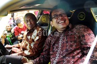 Menristek Gusti Muhammad Hatta dan Rektor UGM Prof Dr Pratikno usai mencoba mobil listrik Selo berkeliling kampus UGM.