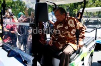 Menristek mencoba mobil listrik karya tim Semar UGM.
