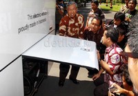 Menristek Gusti Muhammad Hatta bersama Rektor UGM Pratikno mengamati baterai untuk bus listrik yang tengah diujicoba dan diperkenalkan kepada masyarakat.