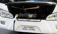 Alat charger/pengisi listrik untuk bus listrik produksi Dasep Ahmadi berada di depan.
