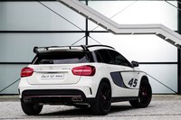 Bempernya dimodifikasi plus ada tambahan sayap di bagian belakang. (dok Mercedes Benz).