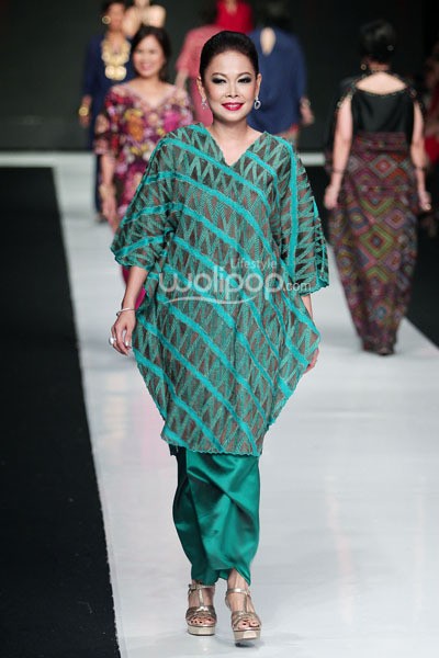 Jakarta, Indonesia - 22 Oktober 2013. Oscar Lawalata I am Indonesian. Jakarta Fashion Week 2014 at Senayan City. Jakarta. [Foto: Mohammad Abduh/Wolipop]