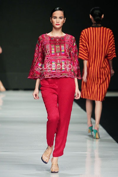 Jakarta, Indonesia - 22 Oktober 2013. Oscar Lawalata I am Indonesian. Jakarta Fashion Week 2014 at Senayan City. Jakarta. [Foto: Mohammad Abduh/Wolipop]