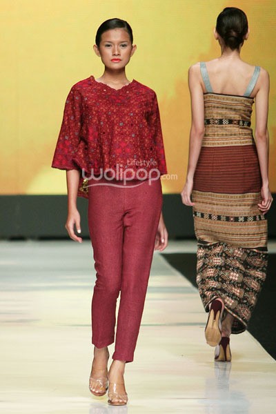 Jakarta, Indonesia - 22 Oktober 2013. Oscar Lawalata I am Indonesian. Jakarta Fashion Week 2014 at Senayan City. Jakarta. [Foto: Mohammad Abduh/Wolipop]